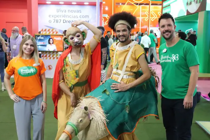 Equipe da United Parks ao lado de mascotes. Crédito: Felipe Lima/ Brasilturis