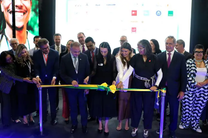 Bianca Pizzolito, head da WTM Latin America, corta a fita e dá início às 12ª edição da WTM Latin America. Crédito: Matheus Alves/ Brasilturis