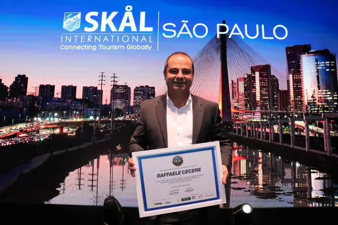 Raffaelle Ceccere, presidente do Grupo R1, recebe homenagem do Skal Internacional São Paulo durante a WTM Latin America. Skal Cecccere