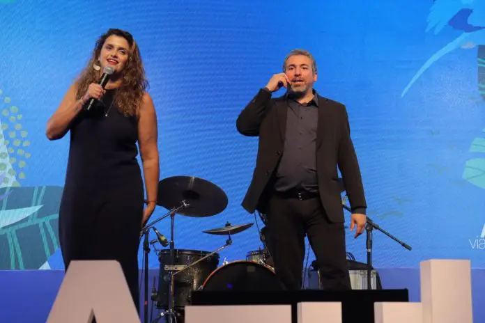 Giuliana Mesquita e Ricardo Bezerra, ambos da Azul Viagens, durante a premiação Arara Azul. Crédito: Felipe Lima/Brasilturis