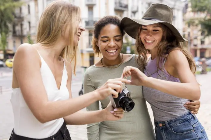 beautiful-female-friends-looking-photos Turismo nacional