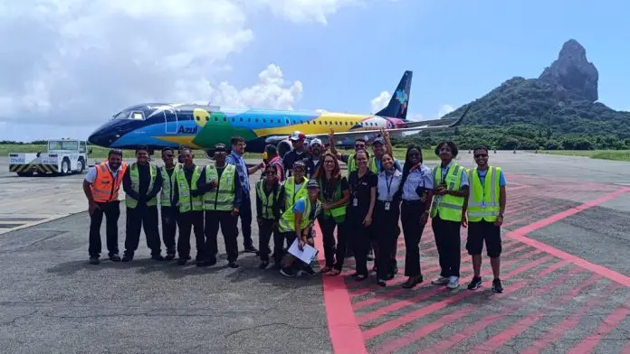 Primeiro Embraer E195 da Azul pousa em Fernando de Noronha (3) Fernando de Noronha