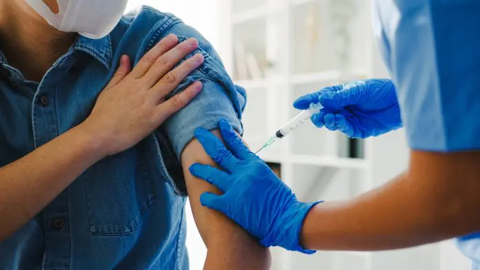 A decisão foi tomada após o registro de três casos confirmados de Febre Amarela no país. Crédito: tirachardz/freepik
