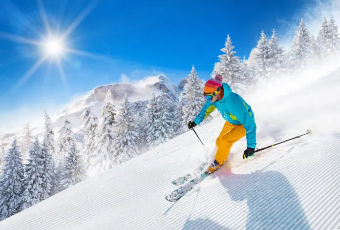 Skier,Skiing,Downhill,In,High,Mountains,During,Sunny,Day. Destinos inverno