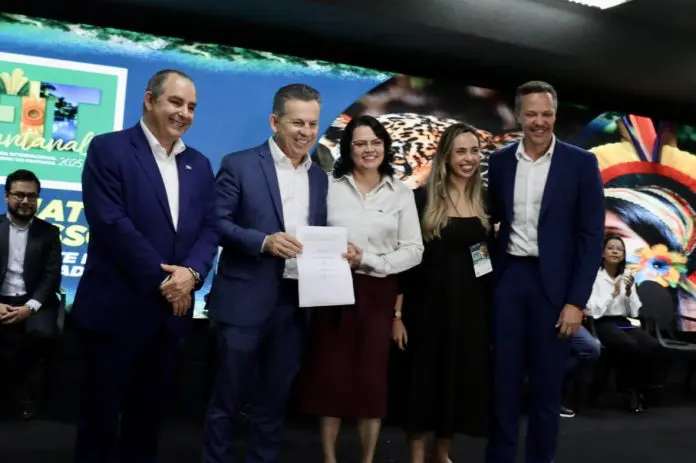 Assinatura do compromisso contou com César Miranda, secretário de Desenvolvimento Econômico do Mato Grosso; Mauro Mendes, governador de Mato Grosso, Lélia Brun, diretora superintende do Sebrae/MT; Isabela Monteiro, diretora do Polo de Ecoturismo do Sebrae; e Bruno Reis, diretor de Sustentabilidade da Embratur. Crédito: Felipe Lima/ Brasilturis Assinatura do compromisso contou com César Miranda, secretário de Desenvolvimento Econômico do Mato Grosso; Mauro Mendes, governador de Mato Grosso, Lélia Brun, diretora superintende do Sebrae/MT; Isabela Monteiro, diretora do Polo de Ecoturismo do Sebrae; e Bruno Reis, diretor de Sustentabilidade da Embratur. Crédito: Felipe Lima/ Brasilturis