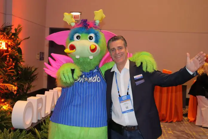 Patrick Yvars, diretor de Vendas do Visit Orlando, ao lado de Stuff, mascote do Orlando Magic. Crédito: Felipe Lima/Brasilturis