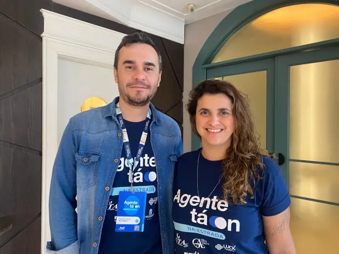 Phelipe Toledo, gerente de Produtos Internacionais da Azul, e Giuliana Mesquita, head da Azul Viagens. Crédito: Maurício Herschander/ Brasilturis