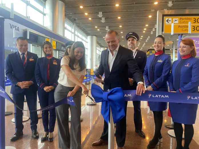 Aline Mafra, da Latam, realiza o corte da fita ao lado de Cláudio Ferreira, do Gru Airport. Crédito: Maurício Herschander/ Brasilturis