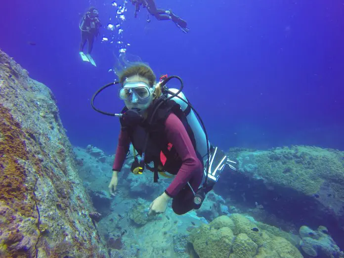 Underwater scuba diving selfie shot with selfie stick. Deep blue Hero mergulho