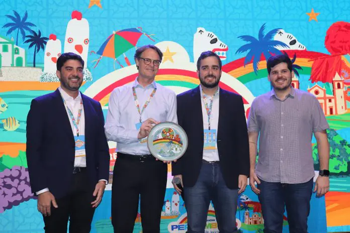 Kaio Maniçoba, secretário de Turismo e Lazer de Pernambuco, Jason Ward, vice-presidente de Marketing e Pessoas da Azul, Eduardo Loyo, presidente da Empetur, e Diogo Beltrão, diretor de Comunicação e Marketing da Empetur. Crédito: Maurício Herschander/ Brasilturis Kaio Maniçoba, secretário de Turismo e Lazer de Pernambuco, Jason Ward, vice-presidente de Marketing e Pessoas da Azul, Eduardo Loyo, presidente da Empetur, e Diogo Beltrão, diretor de Comunicação e Marketing da Empetur. Crédito: Maurício Herschander/ Brasilturis
