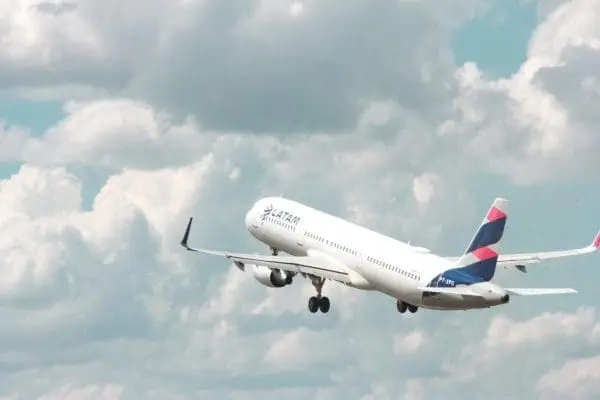 O grupo LATAM possui uma frota de aeronaves Boeing 767, 777 e 787 e Airbus A321, A321neo, A320, A320neo e A319. Crédito: Divulgação