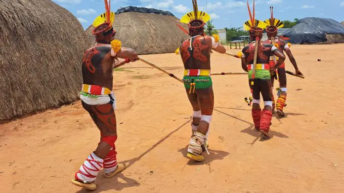 Novo roteiro de turismo sustentável na Terra Indígena do Xingu leva viajantes a um mergulho na cultura e saberes ancestrais dos povos originários. Crédito: Divulgação