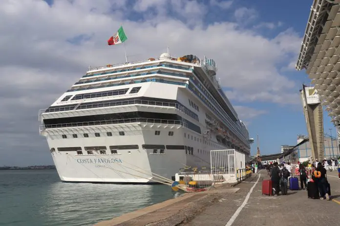 Costa Favolosa trouxe, sozinho, 2.857 turistas ao Porto do Recife. Foto: Kamilla Alves/Brasilturis