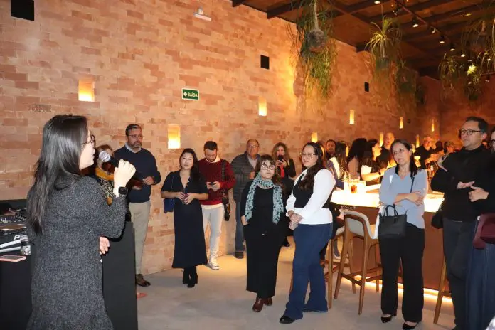 Yiunglu Tian discursa para convidados parceiros. Crédito: Maurício Herschander/ Brasilturis