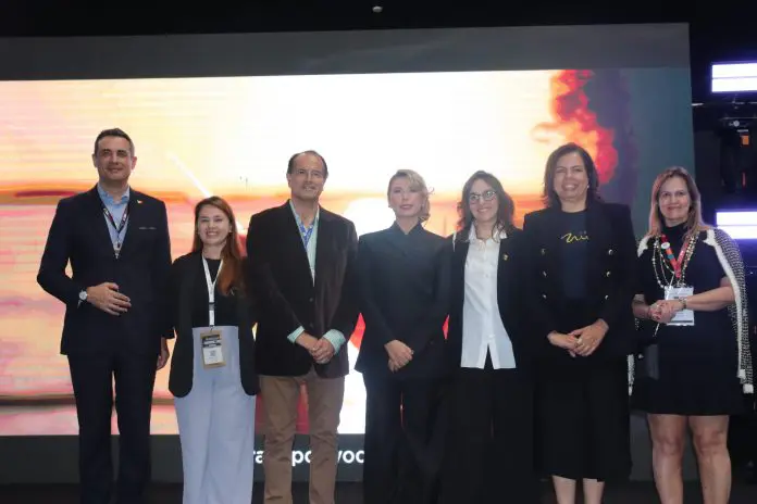 Autoridades presentes na cerimônia de abertura da Travel Next Minas 2025. Crédito: Divulgação