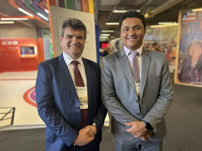 Professor Colombo e Yuri Benites, diretor superintendente e diretor de turismo do Itaipu Parquetec, respectivamente, prestigiando a retomada do Salão Nacional do Turismo, em 2023. Crédito: Divulgação