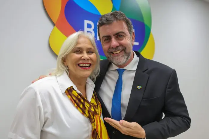 O presidente da Embratur, Marcelo Freixo, recebeu a cantora Fafá de Belém, que apresentou o projeto Varanda de Nazaré. Crédito: Divulgação