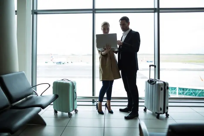 Viagens corporativas movimentam R$ 12,5 bilhões em maio. Crédito: Freepik