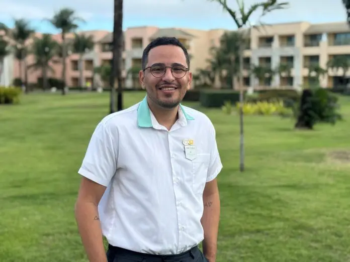 Hugo Vinícius da Silva, ingressou na Iberostar em 2015 como Jovem Aprendiz no setor de Governança, e hoje é subgovernante. Crédito: Divulgação/Iberostar Hugo Vinícius da Silva, ingressou na Iberostar em 2015 como Jovem Aprendiz no setor de Governança, e hoje é subgovernante. Crédito: Divulgação/Iberostar