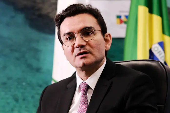 A situação deixa o ministro, que chegou agora há pouco no Palácio da Alvorada para uma reunião com o presidente Luiz Inácio Lula da Silva, em uma posição delicada. Crédito: Divulgação/MTur celso sabino