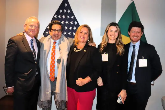 Dean Matlack, Kevin Muramaki, Nicole DeSilves, Emanuelle de Nadal e Nathan Traurig (todos do Consulado e Embaixada dos EUA) Experience USA