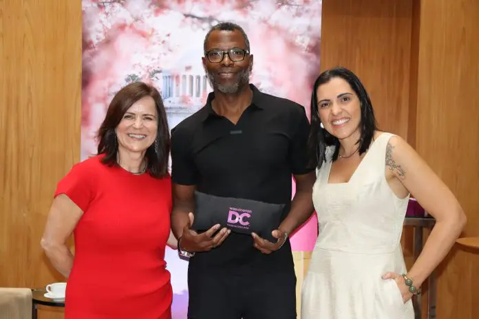 Elliot Ferguson (Destination D.C.) entre Ana Maria Donato e Marjori Schroeder (ambas da Imaginadora). Crédito: Felipe Lima/Brasilturis