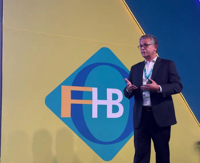 Paulo Salvador durante palestra no Vll FNH. Crédito: Maurício Herschander/ Brasilturis reservas hoteleiras