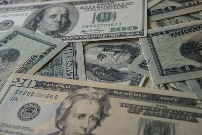 Dólar opera em queda no mercado brasileiro em meio a tensões externas. Crédito: Freepik