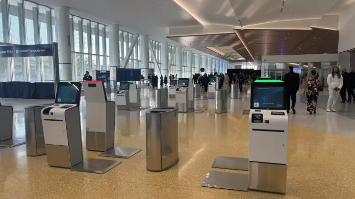 Quiosques de autoatendimento, terminais biométricos faciais, sinalização dinâmica e painéis de tempo de espera foram instalados no Aeroporto de San Diego. Crédito: Divulgação/Sita Quiosques de autoatendimento, terminais biométricos faciais, sinalização dinâmica e painéis de tempo de espera foram instalados no Aeroporto de San Diego. Crédito: Divulgação/Sita