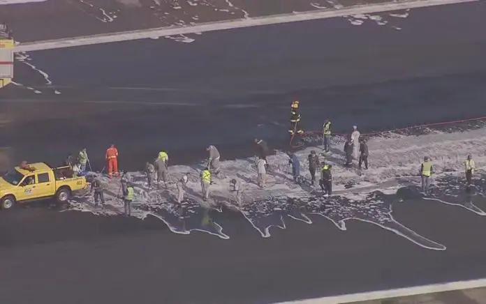 Funcionários do Santos Dumont trabalhavam na limpeza da pista por volta das 8h20 desta teça (30) — Foto: Reprodução / TV Globo Funcionários do Santos Dumont trabalhavam na limpeza da pista na manhã desta teça (30). Crédito: Reprodução / TV Globo