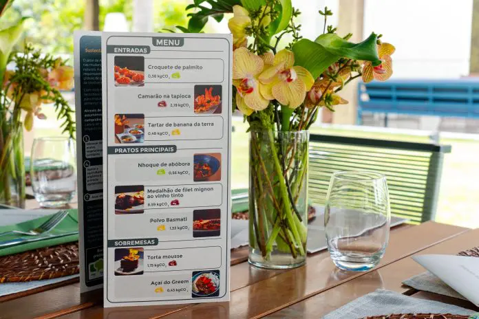 Cardápio com o selo da pegada de carbono Accor
