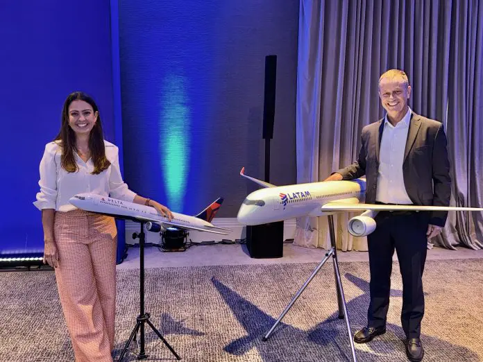 Aline Mafra, diretora de Vendas e Marketing da Latam, e Ricardo de Oliveira, gerente de Vendas da Delta Air Lines no Brasil. Crédito: Felipe Lima/Brasilturis Aline Mafra, diretora de Vendas e Marketing da Latam, e Ricardo de Oliveira, gerente de Vendas da Delta Air Lines no Brasil. Crédito: Felipe Lima/Brasilturis