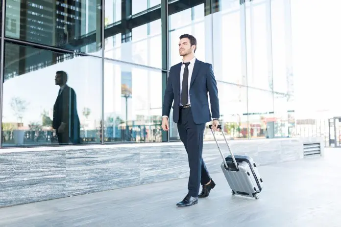 Relatório da Phocuswright prevê retomada das viagens corporativas nos EUA com IA, foco em PMEs e bleisure moldando o novo cenário.