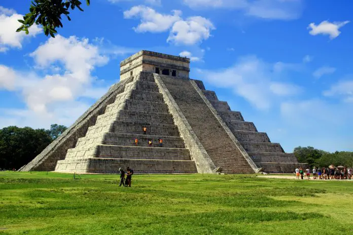 Visitantes no sítio arqueológico de Chichén Itzá, no México, que terá novas tarifas de acesso para estrangeiros em 2026. Crédito: Steven Skelley Visitantes no sítio arqueológico de Chichén Itzá, no México, que terá novas tarifas de acesso para estrangeiros em 2026. Crédito: Steven Skelley