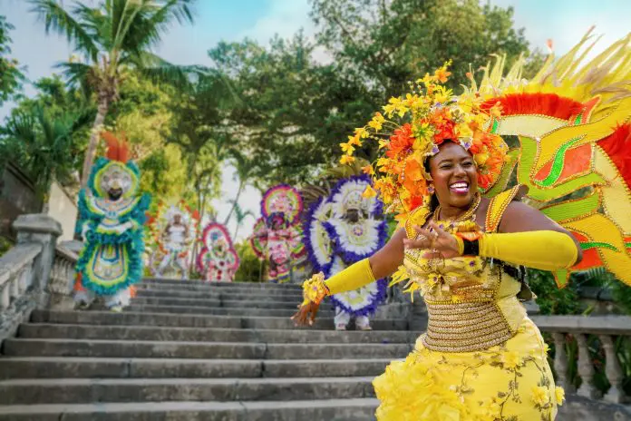 Comunidades bahamenses se reúnem durante meses para produzir fantasias e coreografias do Junkanoo. Crédito: Divulgação/Bahamas Ministry of Tourism, Investments and Aviation (BMOTIA)