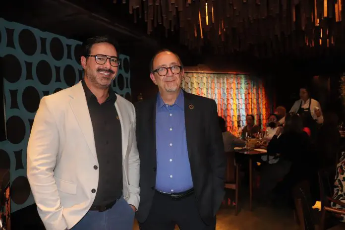 Flavio Policarpo, diretor regional do Scenic Group para a América Latina, e Ricardo Alves, diretor da Velle Representações Crédito: Kamilla Alves/Brasilturis scenic ikon