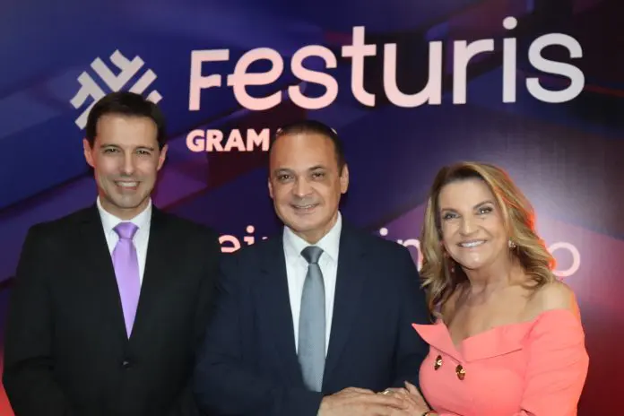 Roberto de Lucena, secretário de Turismo de São Paulo, entre Eduardo Zorzanello e Marta Rossi, CEOs da Festuris. Crédito: Maurício Herschander/ Brasilturis Roberto de Lucena, secretário de Turismo de São Paulo, entre Eduardo Zorzanello e Marta Rossi, CEOs da Festuris. Crédito: Maurício Herschander/ Brasilturis