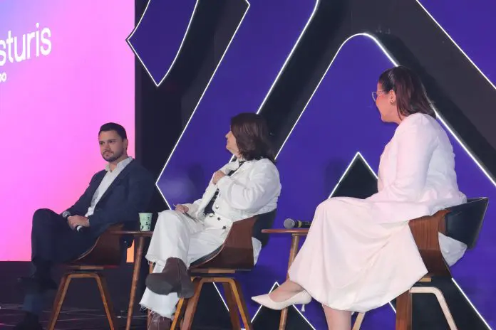 Michel Daros, presidente da Abrastur, Rita Vasconcelos, mediadora do painel, e Cris Mors, diretora de Vendas e Mkt. da Rede Laghetto. Crédito: Maurício Herschander/ Brasilturis Meeting Festuris