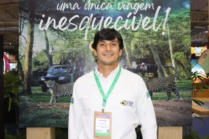 Breno Amorim, diretor de Promoção e Mercado da Fundtur-MS, durante o Festuris 2025, reforça o foco do estado em vendas, acessibilidade e experiências autênticas. Crédito: Kamilla Alves/Brasilturis Breno Amorim, diretor de Promoção e Mercado da Fundtur-MS, durante o Festuris 2025, reforça o foco do estado em vendas, acessibilidade e experiências autênticas. Crédito: Kamilla Alves/Brasilturis