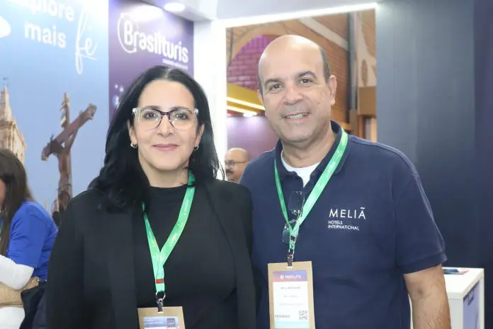 Carolina Quijano, diretora de Contas da Meliá Hotels International para a América do Sul, e Raul Monteiro, gerente Leasure Latam. Crédito: Kamilla Alves/Brasituris Carolina Quijano, diretora de Contas da Meliá Hotels International para a América do Sul, e Raul Monteiro, gerente Leasure Latam. Crédito: Kamilla Alves/Brasituris
