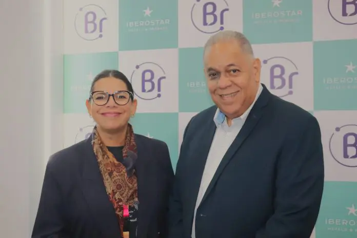 Rebecca Marval e Hugo Clarinda, diretora de Marketing e diretor do Curaçao Tourist Board, respectivamente. Crédito: Maurício Herschander/ Brasilturis Rebecca Marval e Hugo Clarinda, diretora de Marketing e diretor do Curaçao Tourist Board, respectivamente. Crédito: Maurício Herschander/ Brasilturis