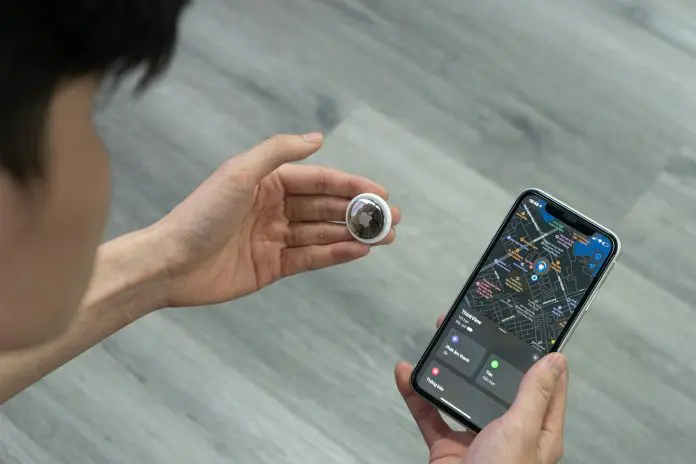Apple libera recurso que permite compartilhar localização de AirTags com companhias aéreas para agilizar busca de bagagens.