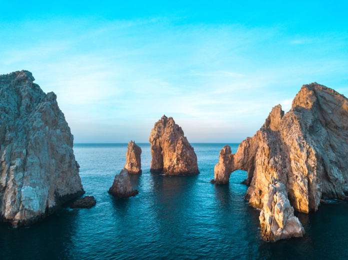 O cartão-postal de Los Cabos é o emblemático El Arco, uma formação rochosa monumental que marca o encontro exato entre o Mar de Cortez e o Oceano Pacífico. Crédito: Divulgação/Copa Airlines
