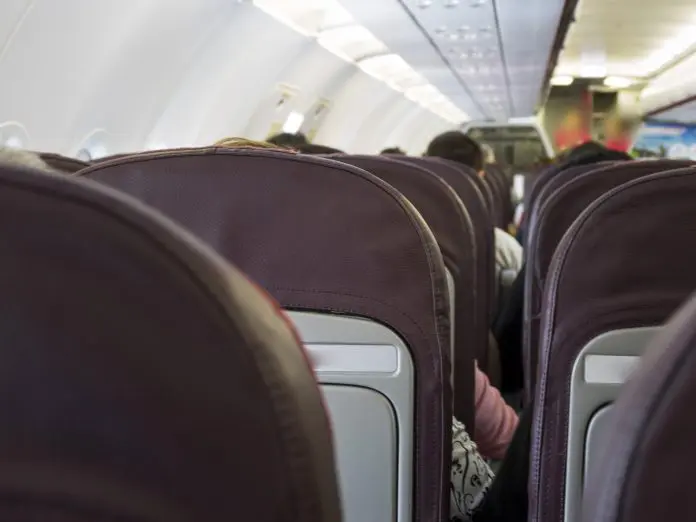 Iata lançará campanha global para orientar passageiros a deixar bagagens em evacuações e reforçar padrões de segurança.