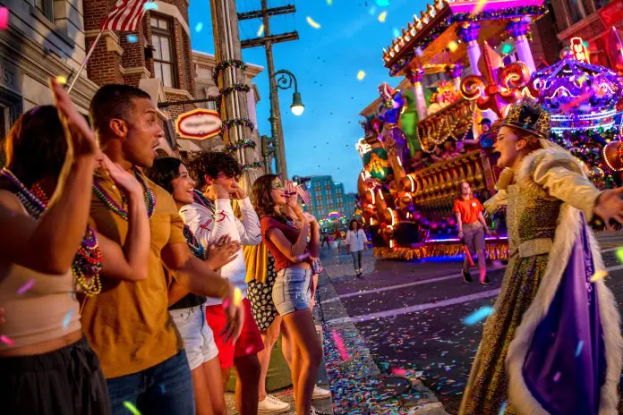 Desfile do Mardi Gras transforma o Universal Studios Florida em uma celebração inspirada em Nova Orleans durante a temporada 2026. Crédito: Divulgação / Universal Orlando Resort