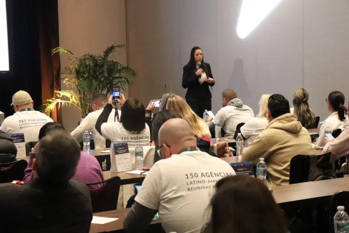 Gisele Sano, coordenadora da Universal Orlando Resort, abriu o terceiro dia do Summit Internacional HotelDO com apresentação sobre os hotéis do complexo Crédito: Kamilla Alves/Brasilturis Gisele Sano, coordenadora da Universal Orlando Resort, abriu o terceiro dia do Summit Internacional HotelDO com apresentação sobre os hotéis do complexo Crédito: Kamilla Alves/Brasilturis