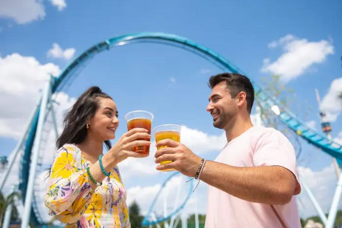 SeaWorld Orlando lança ação de ano-novo com cerveja gratuita e happy hour em áreas selecionadas do parque. Crédito: Divulgação / SeaWorld Orlando SeaWorld Orlando lança ação de ano-novo com cerveja gratuita e happy hour em áreas selecionadas do parque. Crédito: Divulgação / SeaWorld Orlando