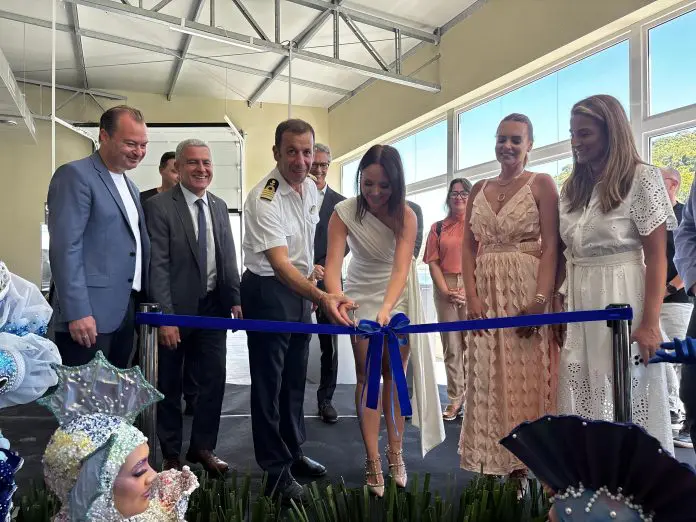 Representantes da MSC, da família Tedesco e de Balneário Camboriú cortam a fita e inauguram o ancoradouro para cruzeiros. Crédito: Maurício Herschander/ Brasilturis Representantes da MSC, da família Tedesco e de Balneário Camboriú cortam a fita e inauguram o ancoradouro para cruzeiros. Crédito: Maurício Herschander/ Brasilturis