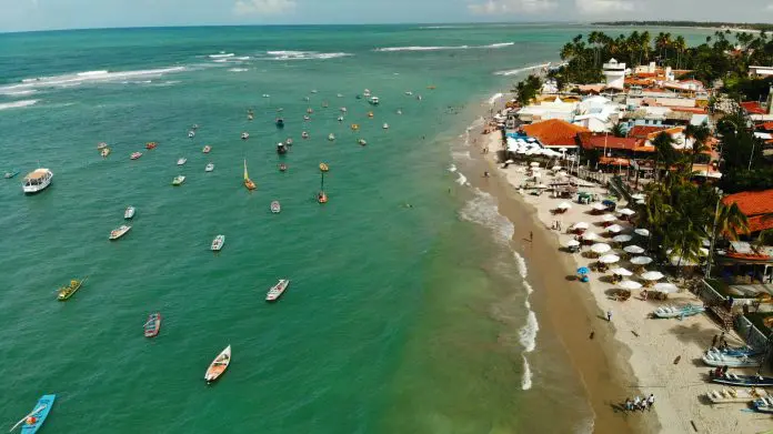 Fiscalização na orla de Porto de Galinhas será reforçada durante todo o verão para coibir práticas abusivas. Crédito: Alex Nepomuceno/pexels