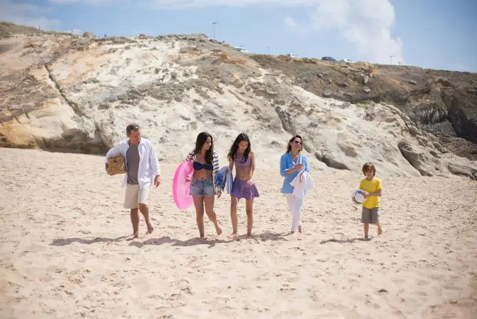 Famílias devem conferir com antecedência a documentação exigida para viagens nacionais com crianças e adolescentes, especialmente em períodos de alta temporada. Crédito: Kampus Production/pexels